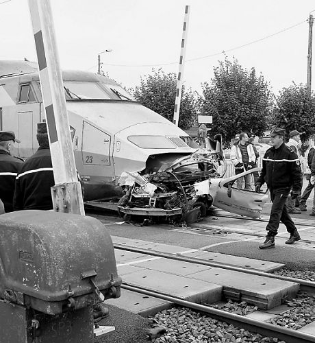 法国发生高速列车与汽车相撞事故(图)