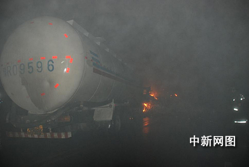 河南电石车与罐车雾夜相撞失火 4名司乘人员遇难