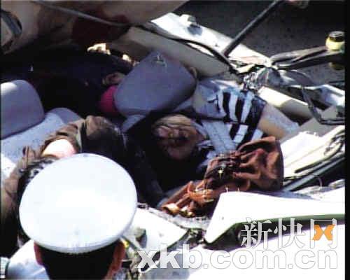 车上6人均已死亡。黄学民/摄