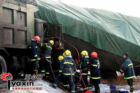 新疆高速路五车相撞 一人死亡多人受伤(组图)