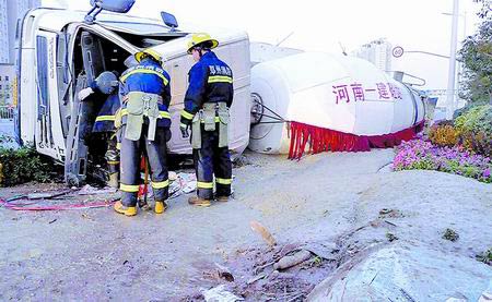 搅拌车突侧翻 混凝土浆“活埋”路人(组图)
