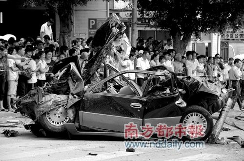 搅拌车疑因刹车失控导致7车连撞