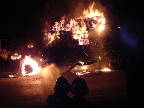 广西柳州行驶大货车突发大火 中断国道6小时