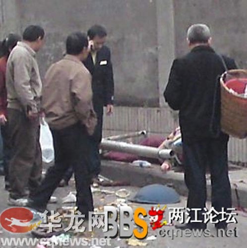 车祸致路旁一市民当场死亡 两江论坛网友供图 华龙网发