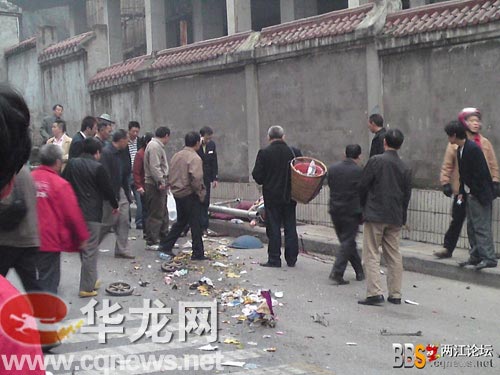 车祸现场一片狼藉 两江论坛网友供图 华龙网发