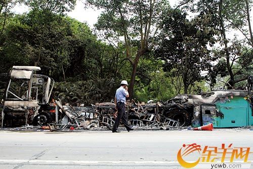 载40余学生大巴自然烧成废铁无人伤亡(图)
