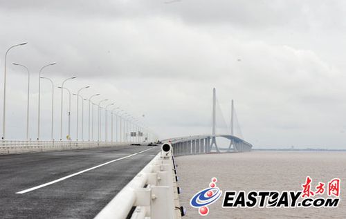 即将通车的上海长江大桥.