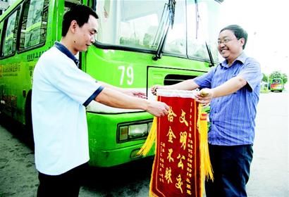 乘客将70万巨款丢车上 公交公司艰难寻失主