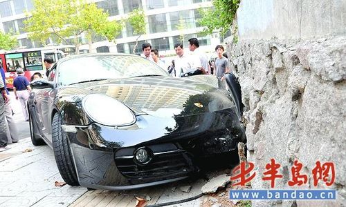 豪车街头遭出租车“强吻” 保时捷跑车受伤不轻