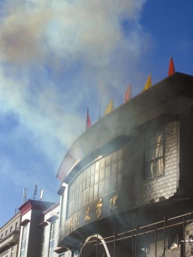 拉萨一油罐车窜下立交桥爆炸 致2人死亡