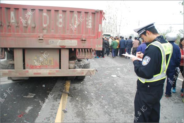 2009年11月13日，安徽巢湖市省道208线12km+500M夏阁境内发生一起特大交通事故，一辆合肥牌号的皖A7DXX大货车追尾撞上一辆皖Q070XX中巴车，造成在路边等车的6名学生4人当场死2人受伤。一名交警在车祸事故现场。 