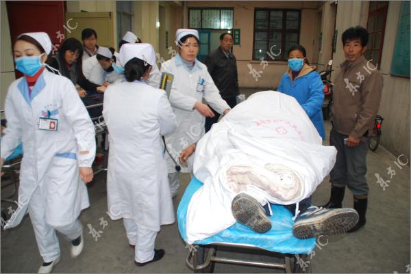 2009年11月13日，安徽巢湖市省道208线12km+500M夏阁境内发生一起特大交通事故，一辆合肥牌号的皖A7DXX大货车追尾撞上一辆皖Q070XX中巴车，造成在路边等车的6名学生4人当场死2人受伤。车祸事故一名学生家长被送进医院。 