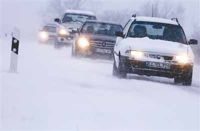 雪天驾车有门道 4招教你平稳走雪路