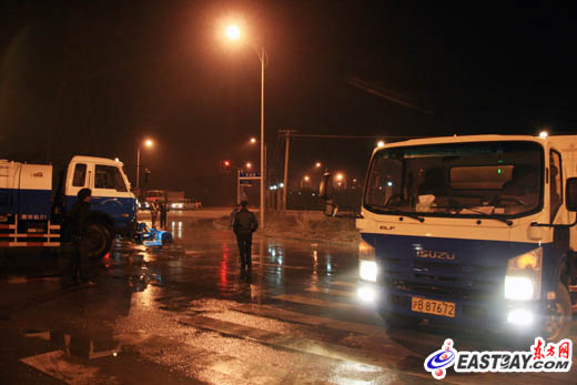 康桥镇环卫所对事发现场进行清理。