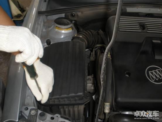 保养DIY 自己动手更换凯越空气滤清器 卓众汽车网