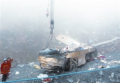 吊车在吊运坠崖车辆