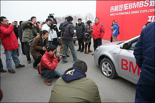 图二：实车演示高速爆前胎，众多记者对安全停住的车纷纷惊叹：BMBS技术创造了奇迹