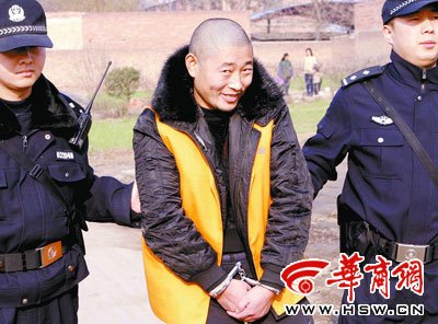 团伙老大被抓后不断发笑 称只接受白岩松采访