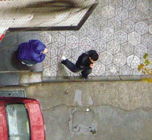 三贼闹市偷等红灯轿车被记者用手机拍下(图)