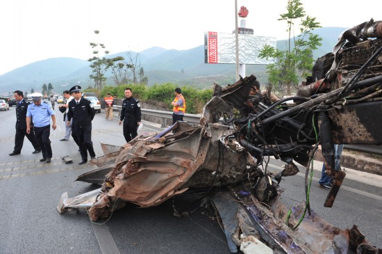 直击云南翻车事故现场:客车车顶和车身分离