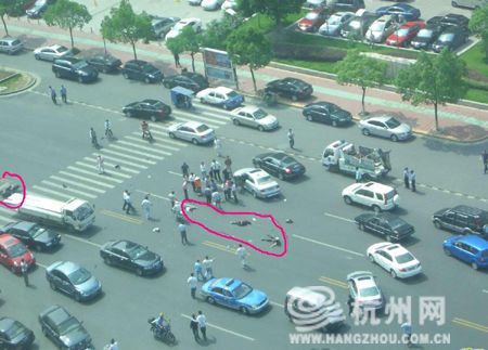 杭州一家三口骑电瓶车被宝马车撞飞(图)