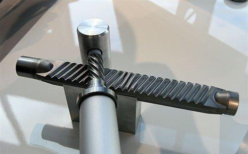 通过改变齿轮啮合来变化转向角速度