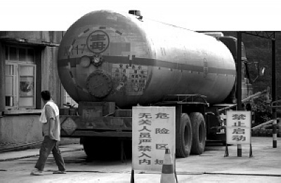 罐车液氨泄露仍然狂奔 执法车追30公里