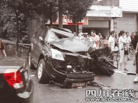 安监局长开快车油罐车对撞 受伤严重