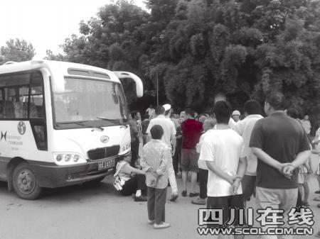 网帖曝交警坐超载客车前执法防其逃走(图)