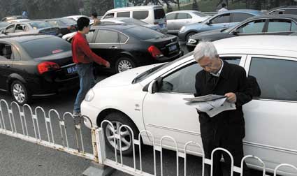 被堵在京沪高速上的车主，下车看报