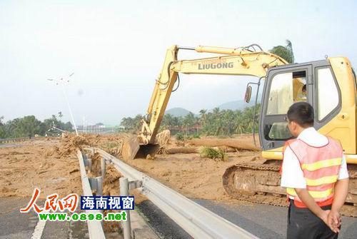 海南东线高速公路发生山体滑坡致交通中断(图)
