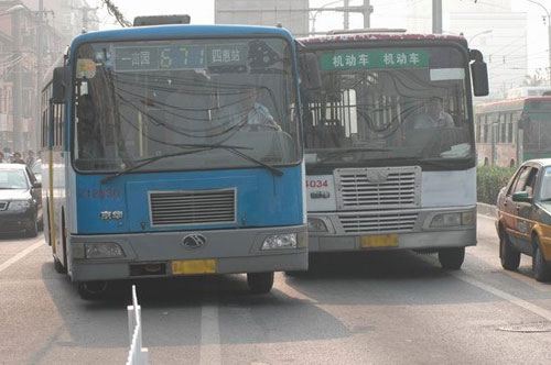 开车别怕被加塞 驾驶者守规矩很重要 开车别怕被加塞 驾驶者守规矩很重要