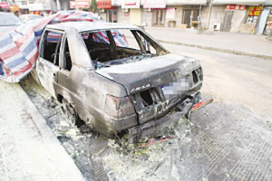 被烧的轿车。张凌飞 摄