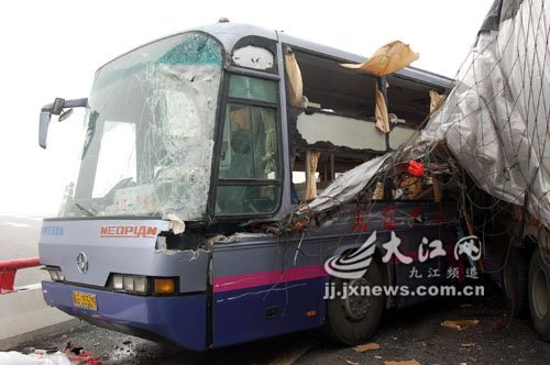 高速重大事故:12起事故50余辆车追尾 汽车之家 高速重大事故:12起事故50余辆车追尾 汽车之家