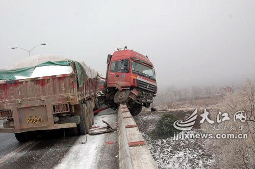 高速重大事故:12起事故50余辆车追尾 汽车之家 高速重大事故:12起事故50余辆车追尾 汽车之家
