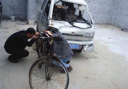 图为：肇事车辆和被撞自行车（车辆右侧变形部分为撞击部位）