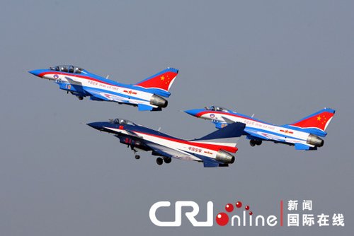 八一飞行表演队歼10新涂装与老涂装战机编队飞行，下方为新涂装歼-10。