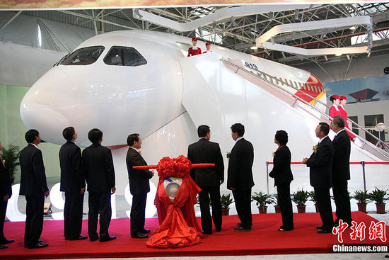 中国国产C919大型客机获得100架启动订单