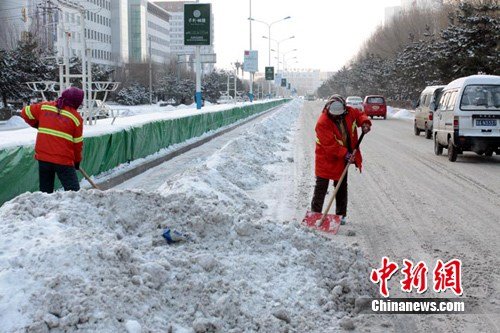 吉林遭大范围急降雪 机场关闭多条高速管制