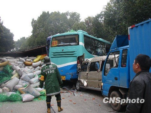 图:桂林发生四车连撞 死伤三十多人