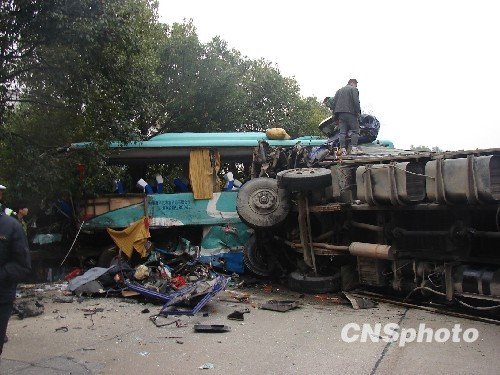 图:桂林发生四车连撞 死伤三十多人