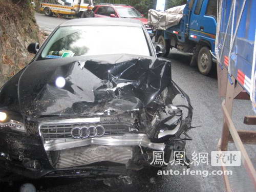奥迪A4L安全遭质疑 车头撞烂8气囊未动\(图\)\(2\)
