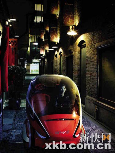 通用的电动概念车EN-V在上海街头