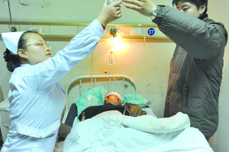 被撞夫妇生命垂危,已被医院下达病危通知书。 记者 平伟 图
