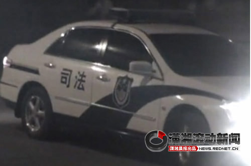 狱警酒后发疯，闹了几个小时后，一辆司法警车来到，将该人带走。 视频截图