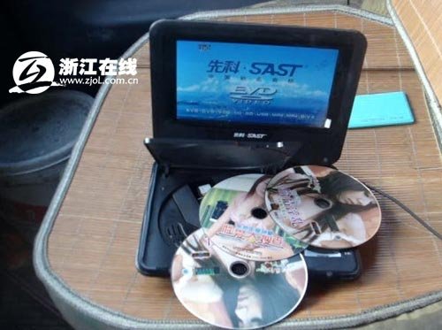 司机将车停高速路上看黄片 称为提神解乏(图)