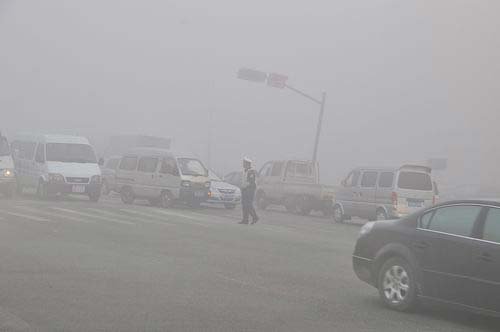 大雾来袭气温降 雾天行车技巧知多少