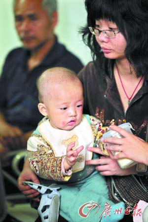 只有11个月大的婴儿脸上被擦伤了。记者杨勤摄