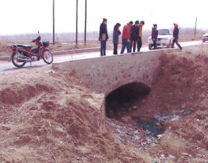 现场就在这里，当时校车四轮朝天