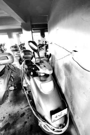 电动车充电短路架空层深夜大火(组图)